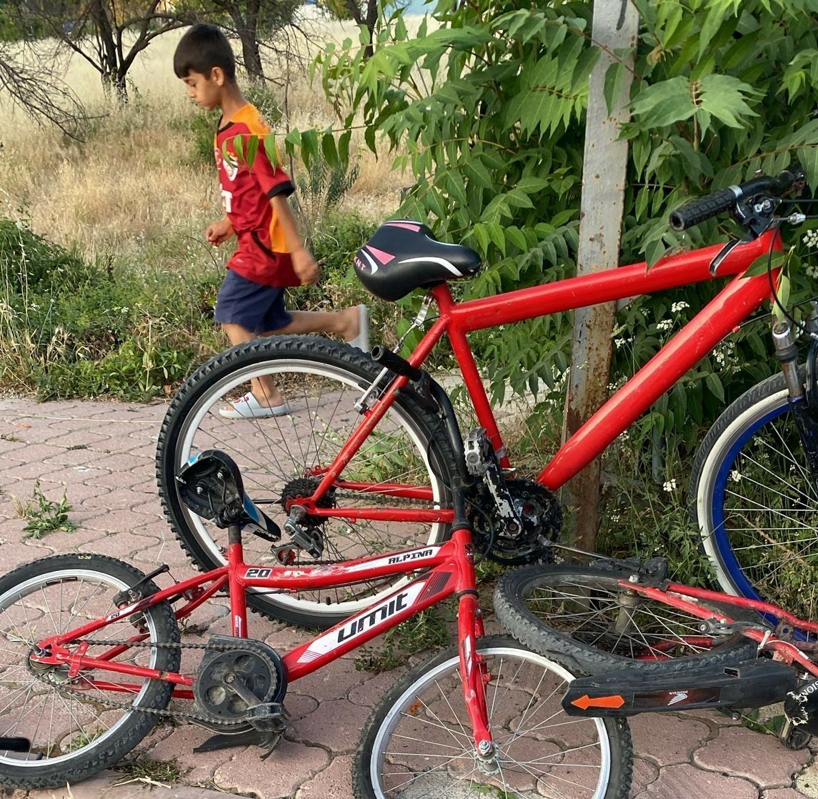 Kontrolden Çıkan Araç Çocukların Arasına Daldı 3 Yaralı (2)