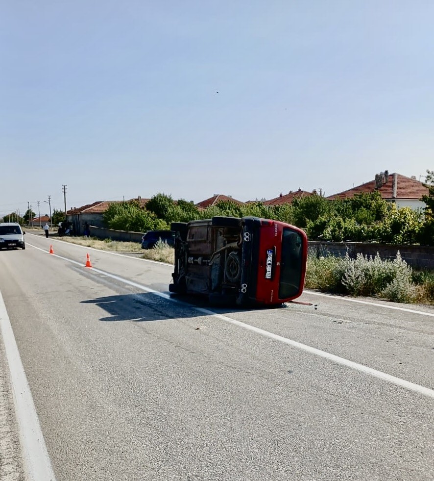 Konya'da Kontrolden Çıkan Otomobil Devrildi 4 Kişi Yaralandı (3)