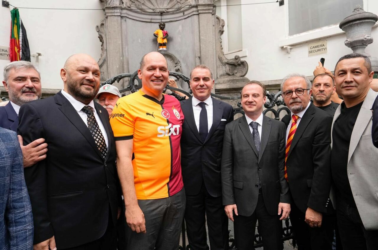 Manneken Pis Heykeli, Galatasaray Formasını Giydi (5)