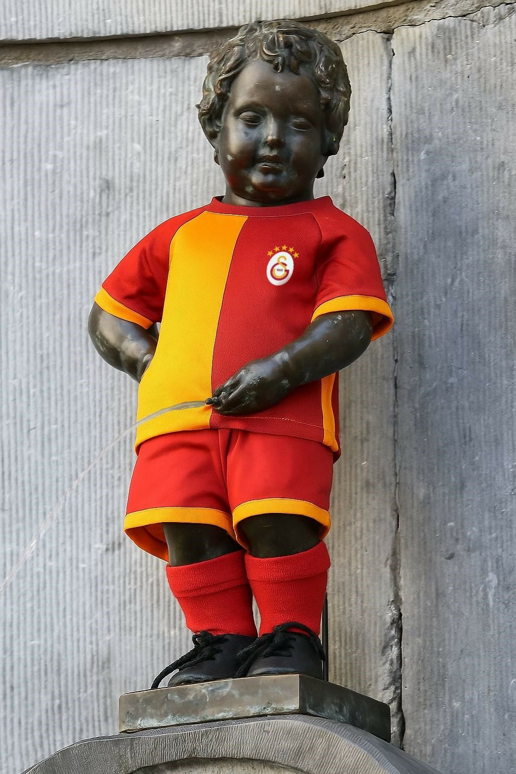 Manneken Pis Heykeli, Galatasaray Formasını Giydi (7)