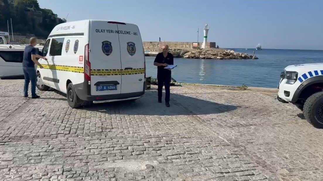 Manzara Izleyen Vatandaşlar Fark Etti, Denizde Erkek Cesedi Bulundu (1)