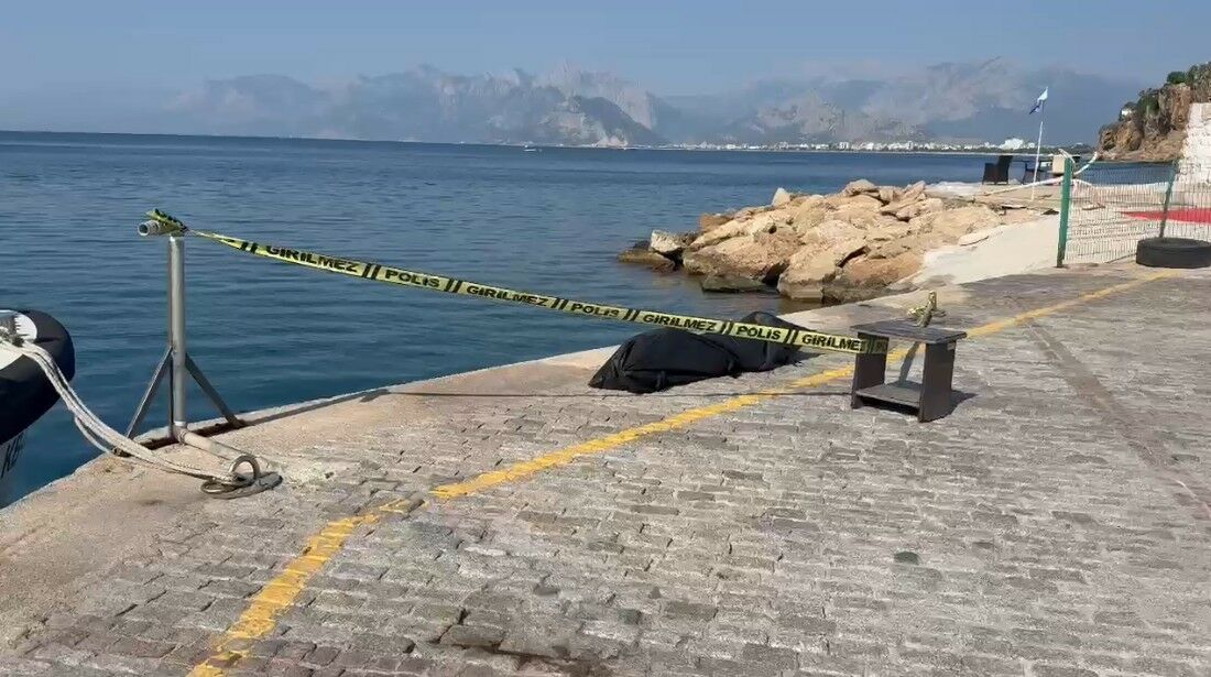 Manzara Izleyen Vatandaşlar Fark Etti, Denizde Erkek Cesedi Bulundu (2)