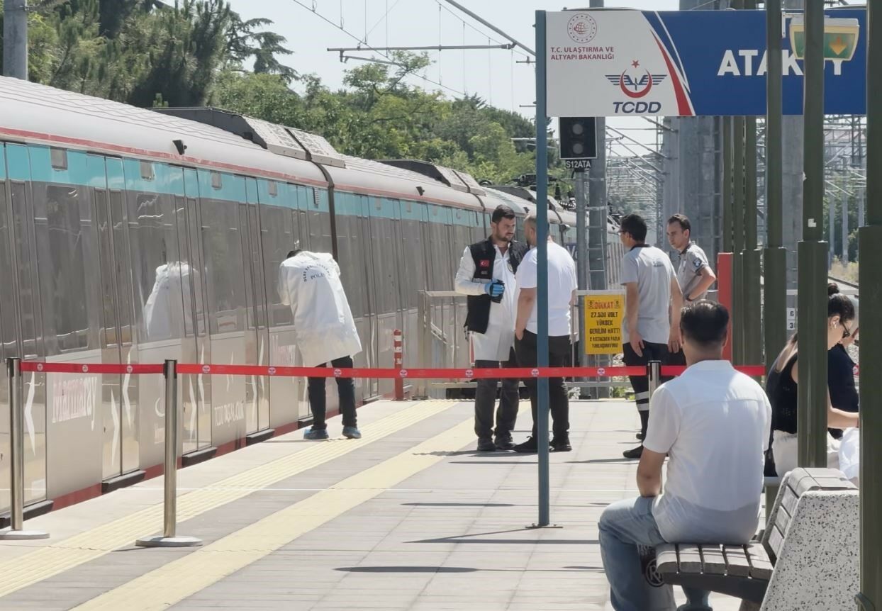 Marmaray'da Raylara Atlayan Kişi Intihar Etti (1)
