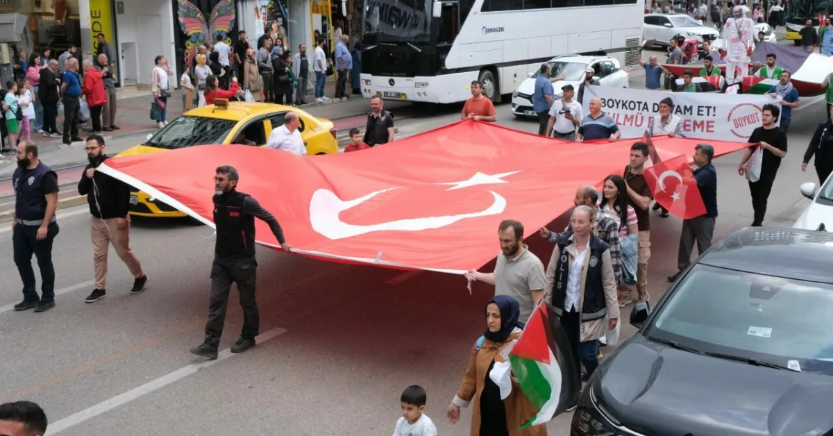 Mavi Marmara Şehitleri Bursa’da Yürüyüşle Anıldı (2)
