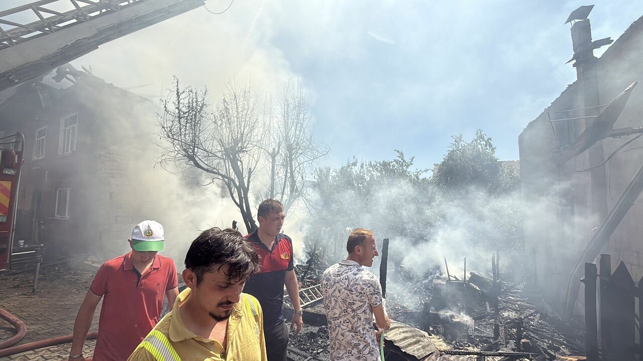 Odunlukta Başlayan Yangında 2 Ev Kullanılamaz Hale Geldi (1)