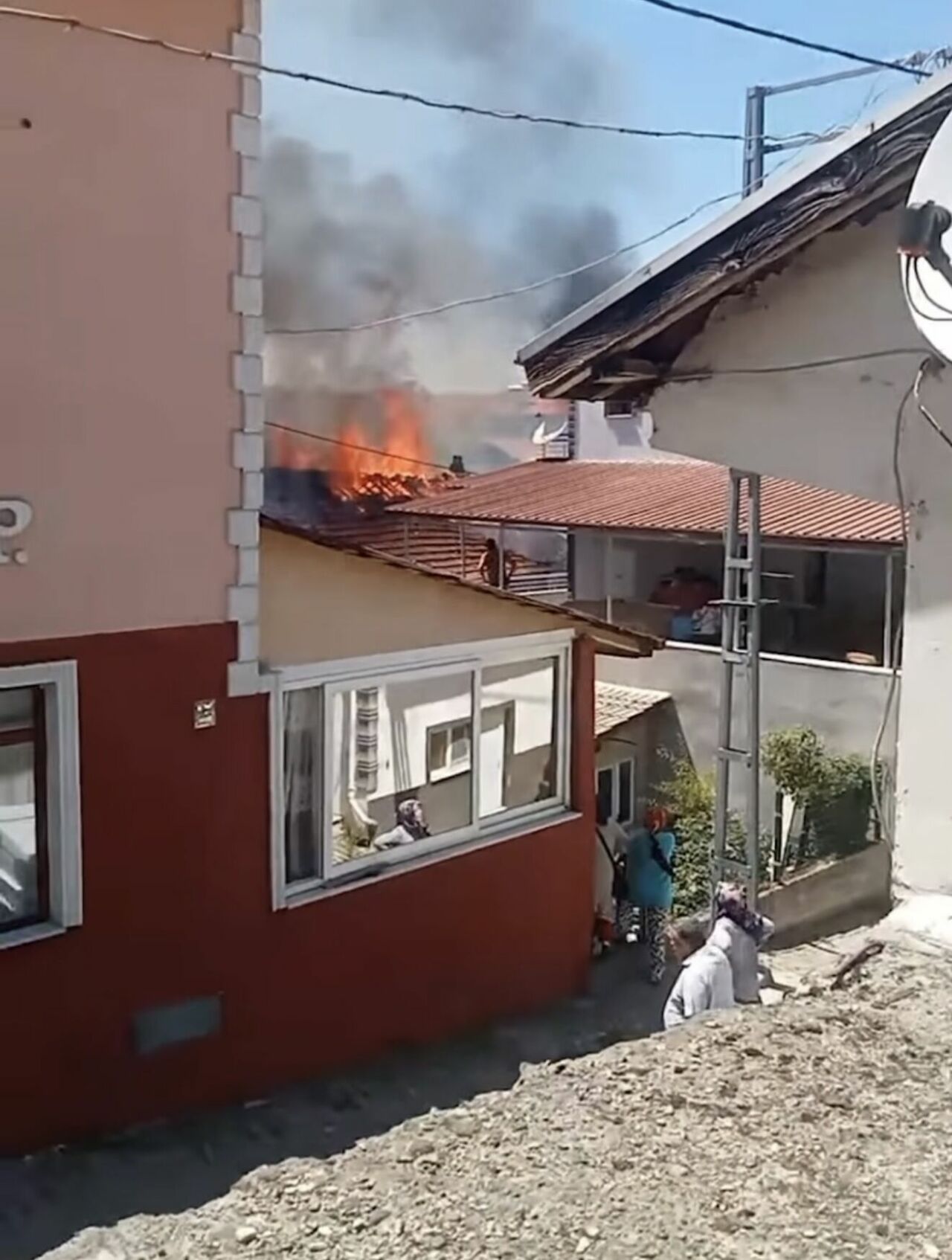 Odunlukta Başlayan Yangında 2 Ev Kullanılamaz Hale Geldi (5)