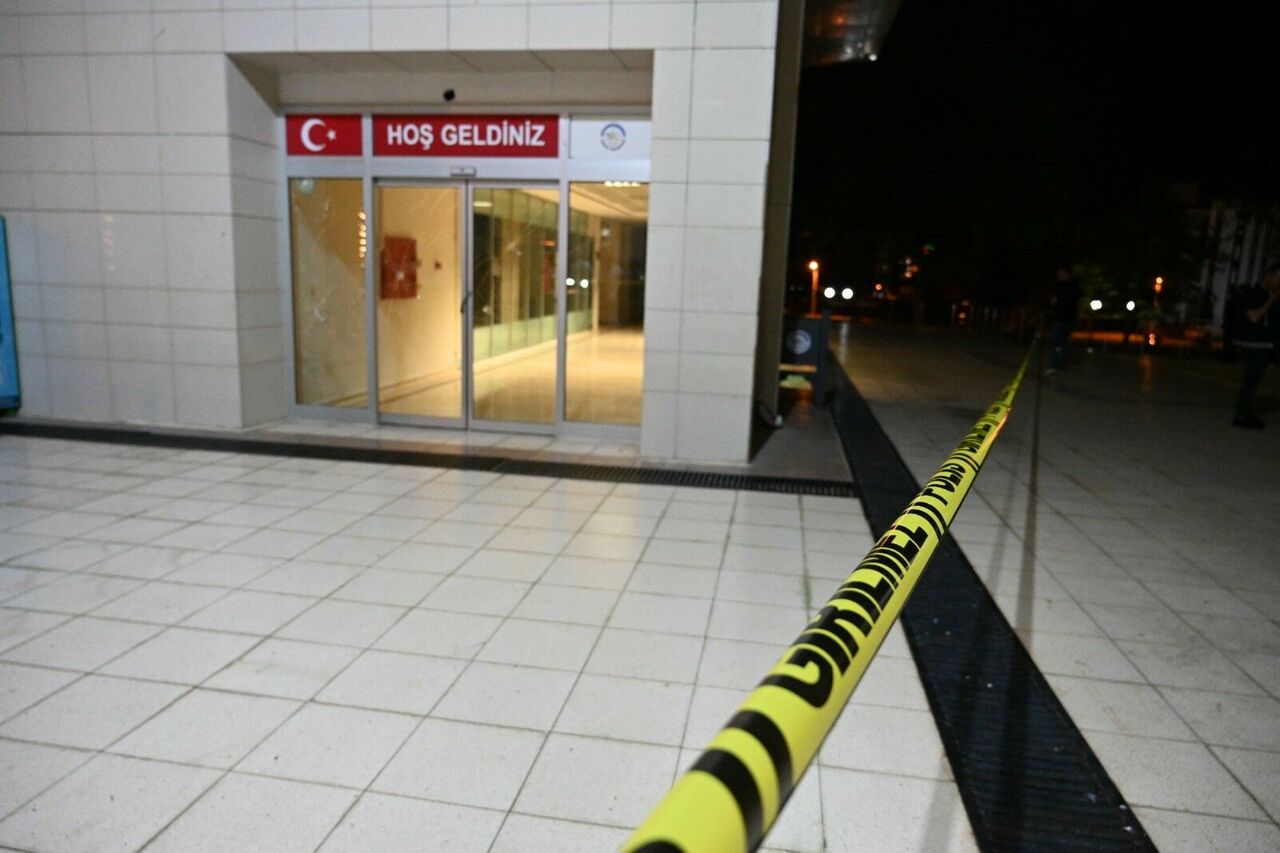 Osmaniye'de Belediye Binasına Taşlı Saldırı (3)