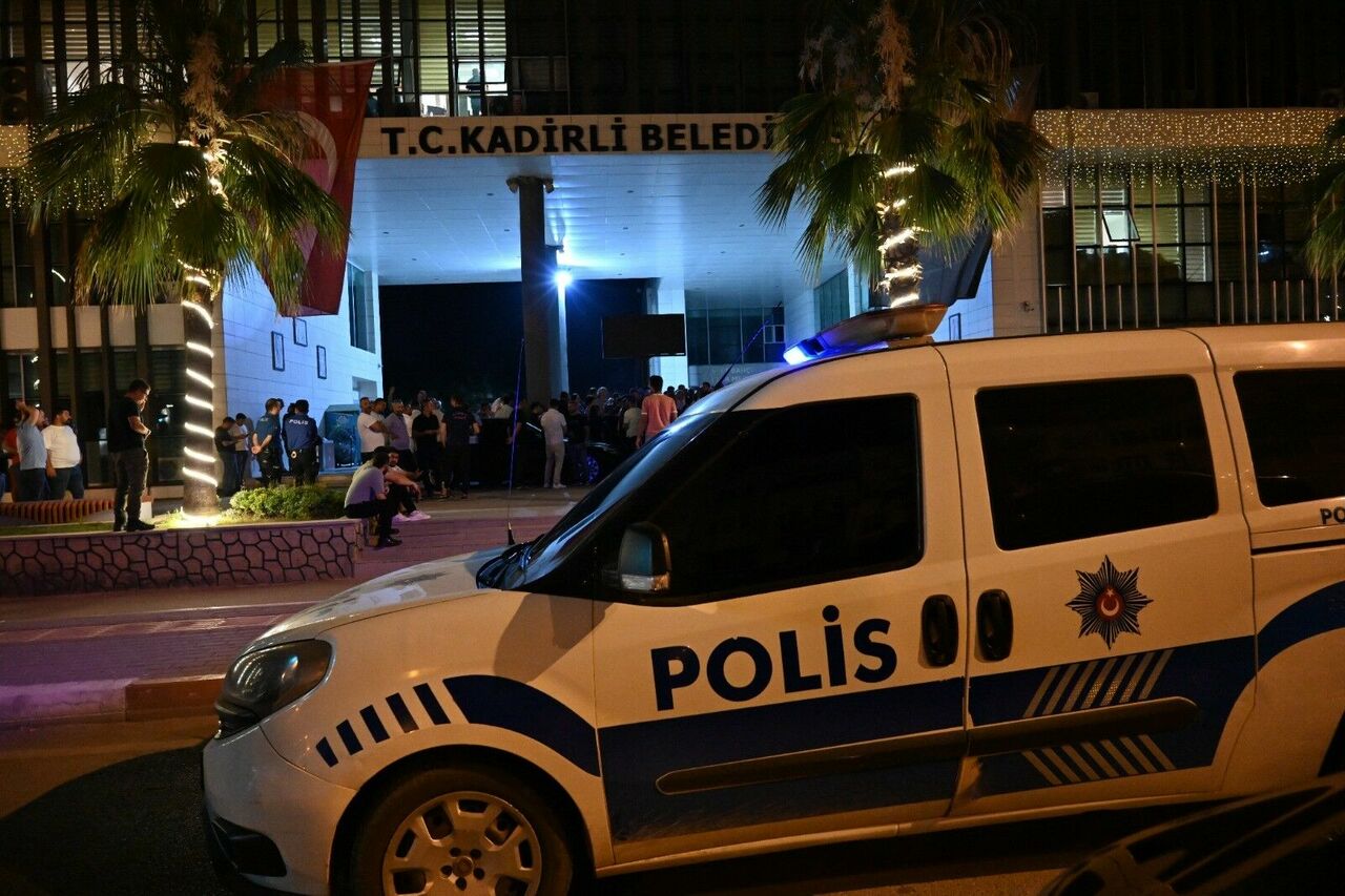 Osmaniye'de Belediye Binasına Taşlı Saldırı (4)