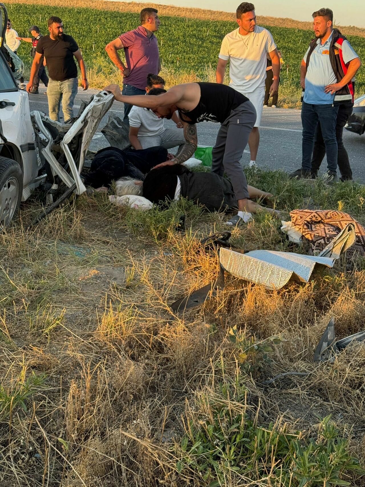 Otomobil Ile Traktörün Çarpıştığı Kazada 4 Kişi Yaralandı (1)