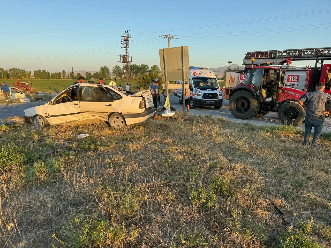Otomobil Ile Traktörün Çarpıştığı Kazada 4 Kişi Yaralandı (2)