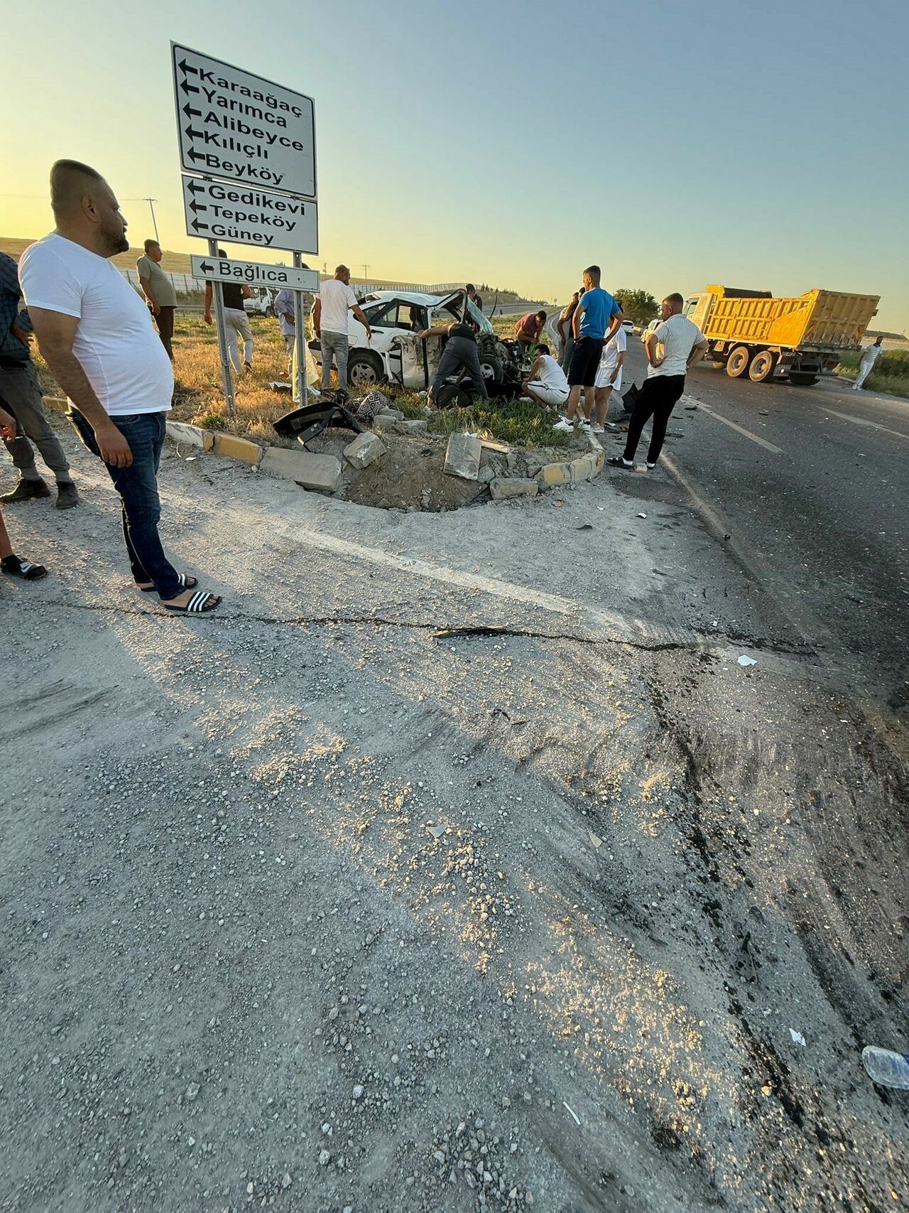 Otomobil Ile Traktörün Çarpıştığı Kazada 4 Kişi Yaralandı (3)