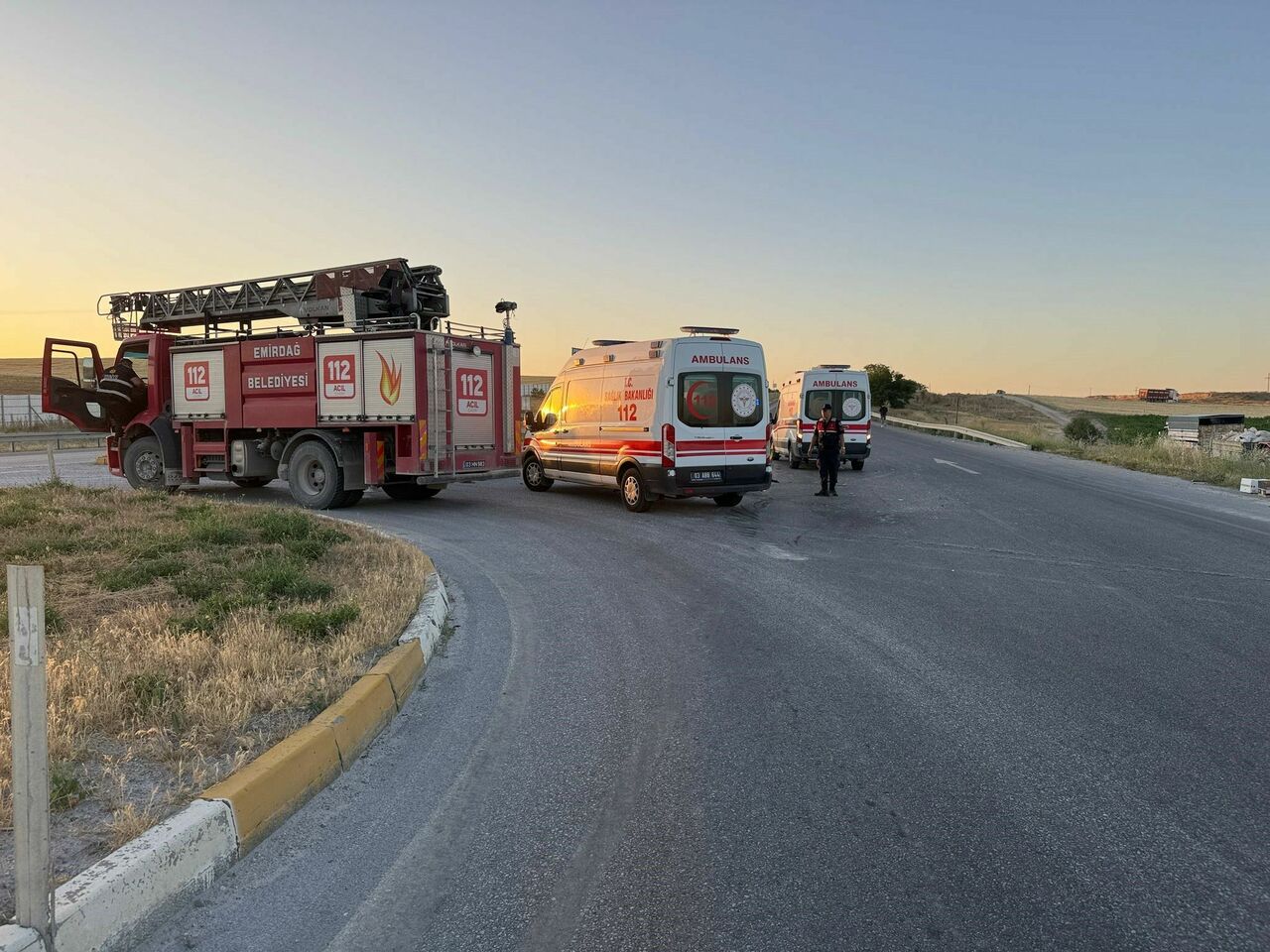 Otomobil Ile Traktörün Çarpıştığı Kazada 4 Kişi Yaralandı (4)