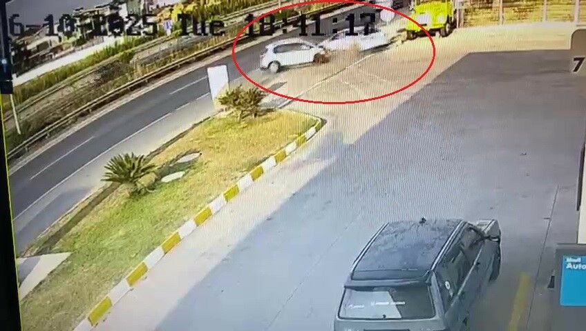 Otomobillerin Hurdaya Döndüğü Kazada 5 Kişi Yaralandı (1)