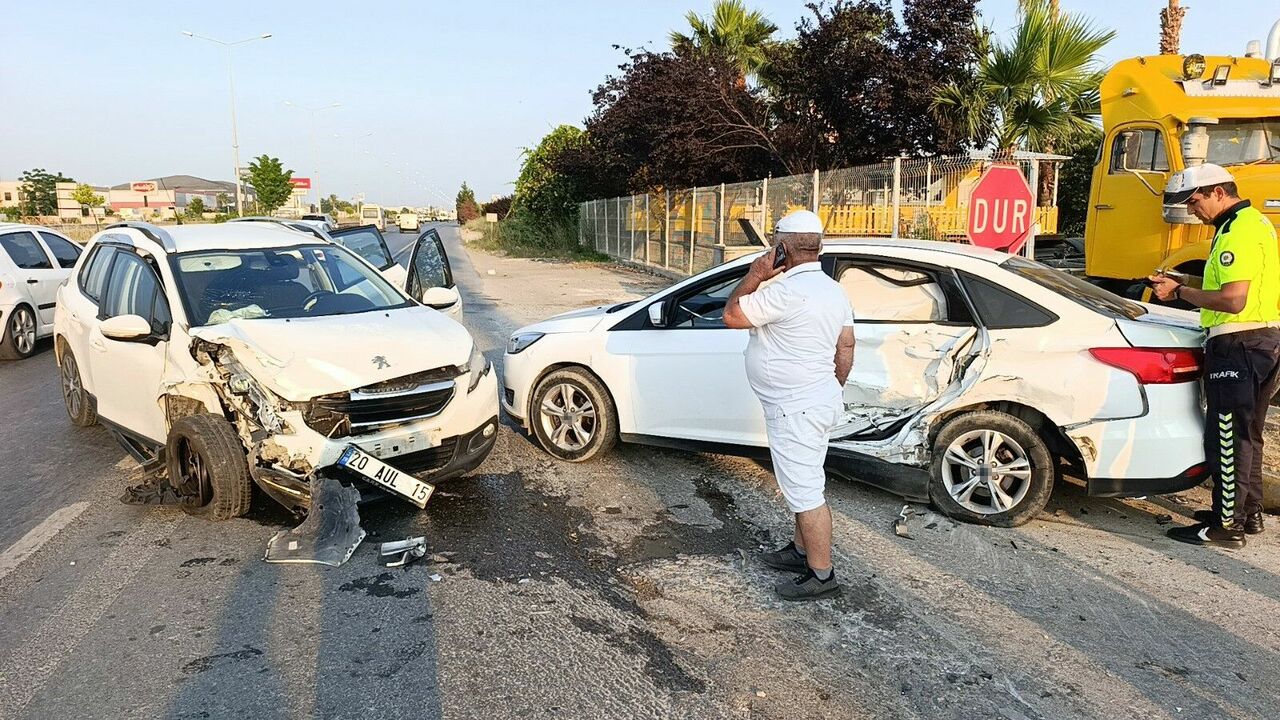 Otomobillerin Hurdaya Döndüğü Kazada 5 Kişi Yaralandı (3)
