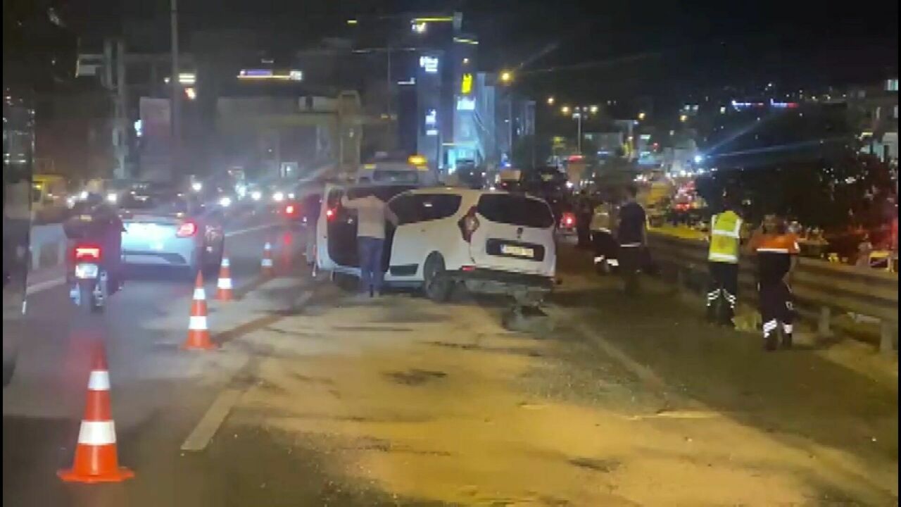 Pendik’te 6 Aracın Karıştığı Zincirleme Trafik Kazasında 1'I Çocuk 5 Kişi Yaralandı (3)