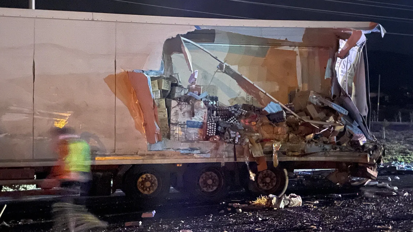 Sakarya'da 40 Yolcusu Olan Otobüs Tıra Çarptı, Çok Sayıda Yaralı Var! (4)