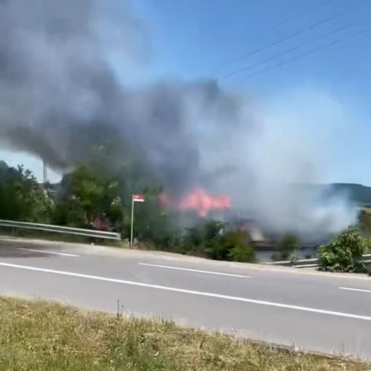 Sakarya'da Bir Ev Alev Topuna Döndü (1)-1