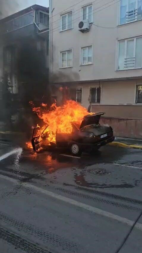 Seyir Halindeki Otomobil Alev Aldı (3)