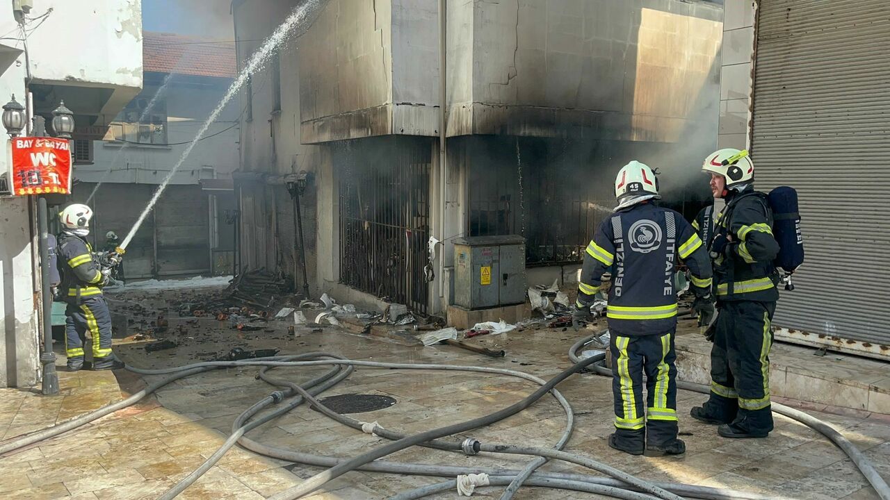 Tarihi Çarşıdaki Yangı Kontrol Altına Alındı (4)