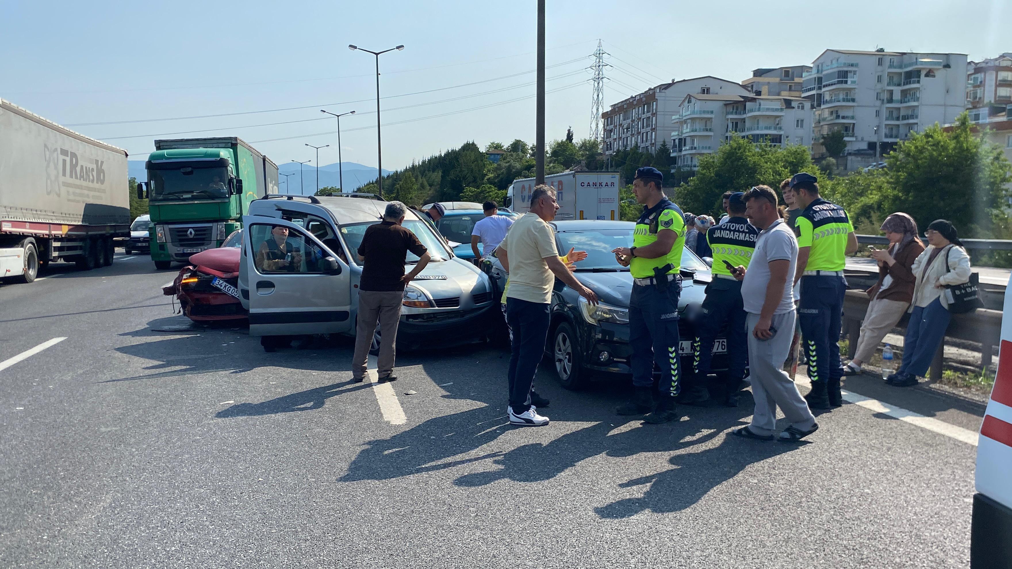 Tem'deki Kazada 8 Araç Birbirine Girdi! (3)