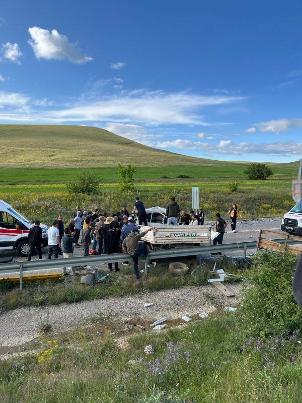 Tır Ile Kamyonet Çarpıştı 1 Ölü, 2 Yaralı (3)