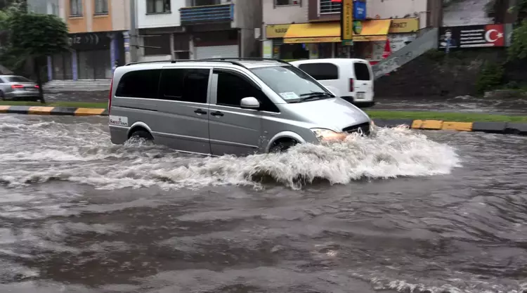 Trabzon’u Sel Bastı, Bir Kişi Suya Kapıldı! (4)