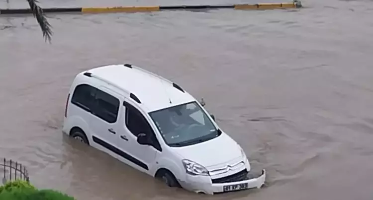 Trabzon’u Sel Bastı, Bir Kişi Suya Kapıldı! (5)