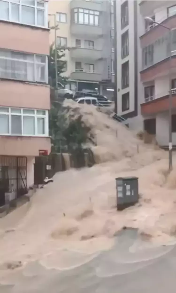 Trabzon’u Sel Bastı, Bir Kişi Suya Kapıldı! (6)