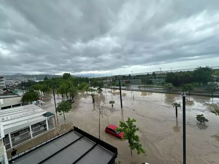 Trabzon’u Sel Bastı, Bir Kişi Suya Kapıldı! (9)
