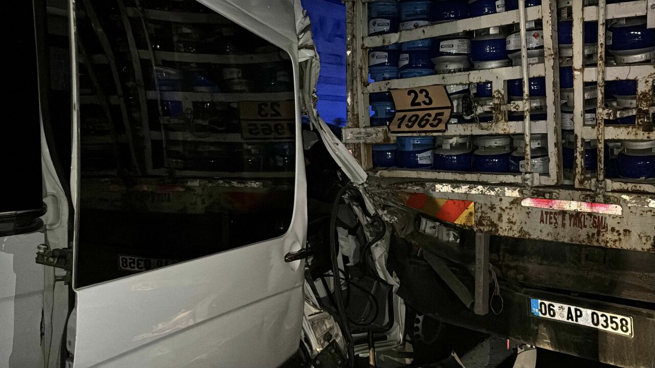 Tüp Yüklü Kamyon Ile Minibüs Çarpıştı, 16 Yaralı (4)