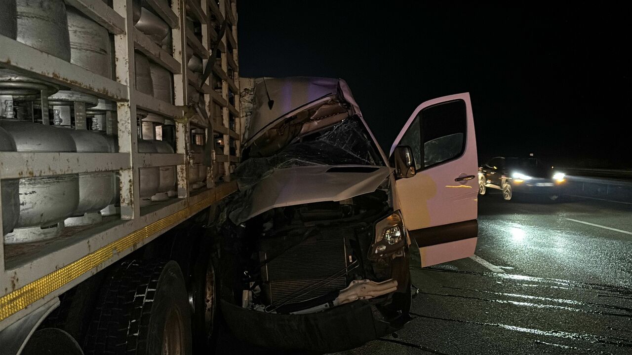 Tüp Yüklü Kamyon Ile Minibüs Çarpıştı, 16 Yaralı (5)