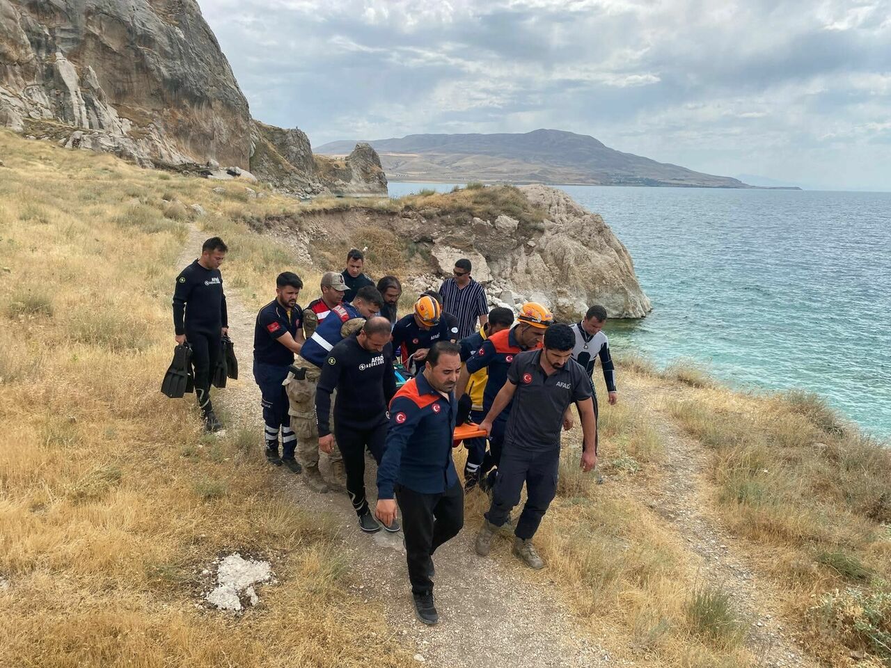 Van Gölü’ne Giren 14 Yaşındaki Çocuk Akıntıya Kapılarak Boğuldu (1)
