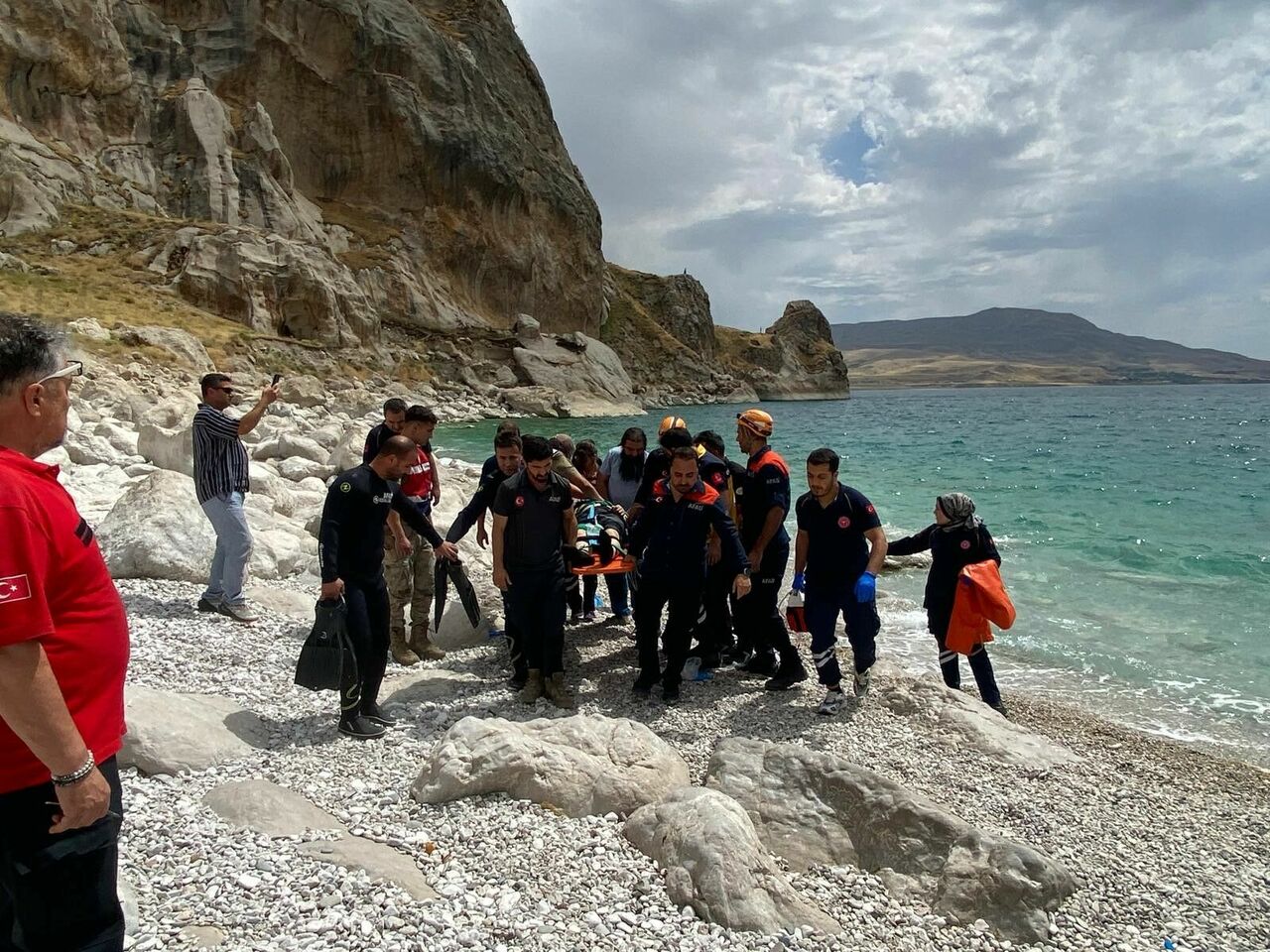 Van Gölü’ne Giren 14 Yaşındaki Çocuk Akıntıya Kapılarak Boğuldu (4)