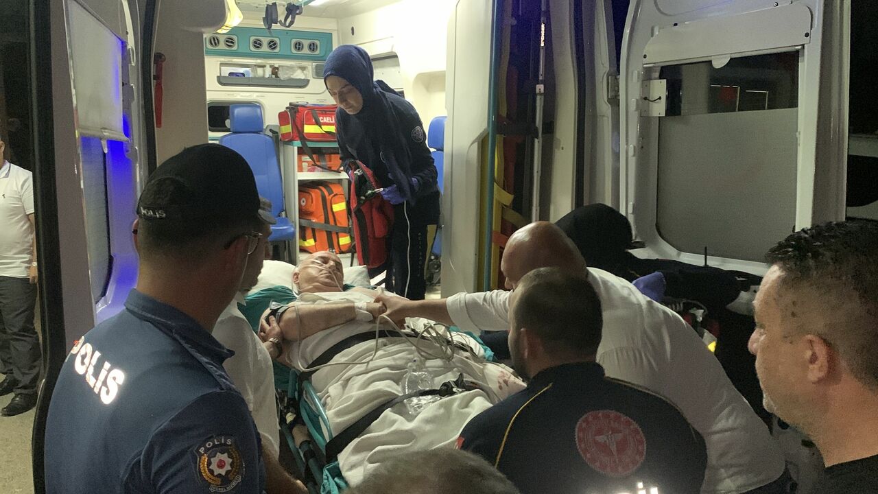 Zabıta Memuru Intihar Etti, Seken Kurşunla Belediye Başkanı Da Yaralandı! (1)