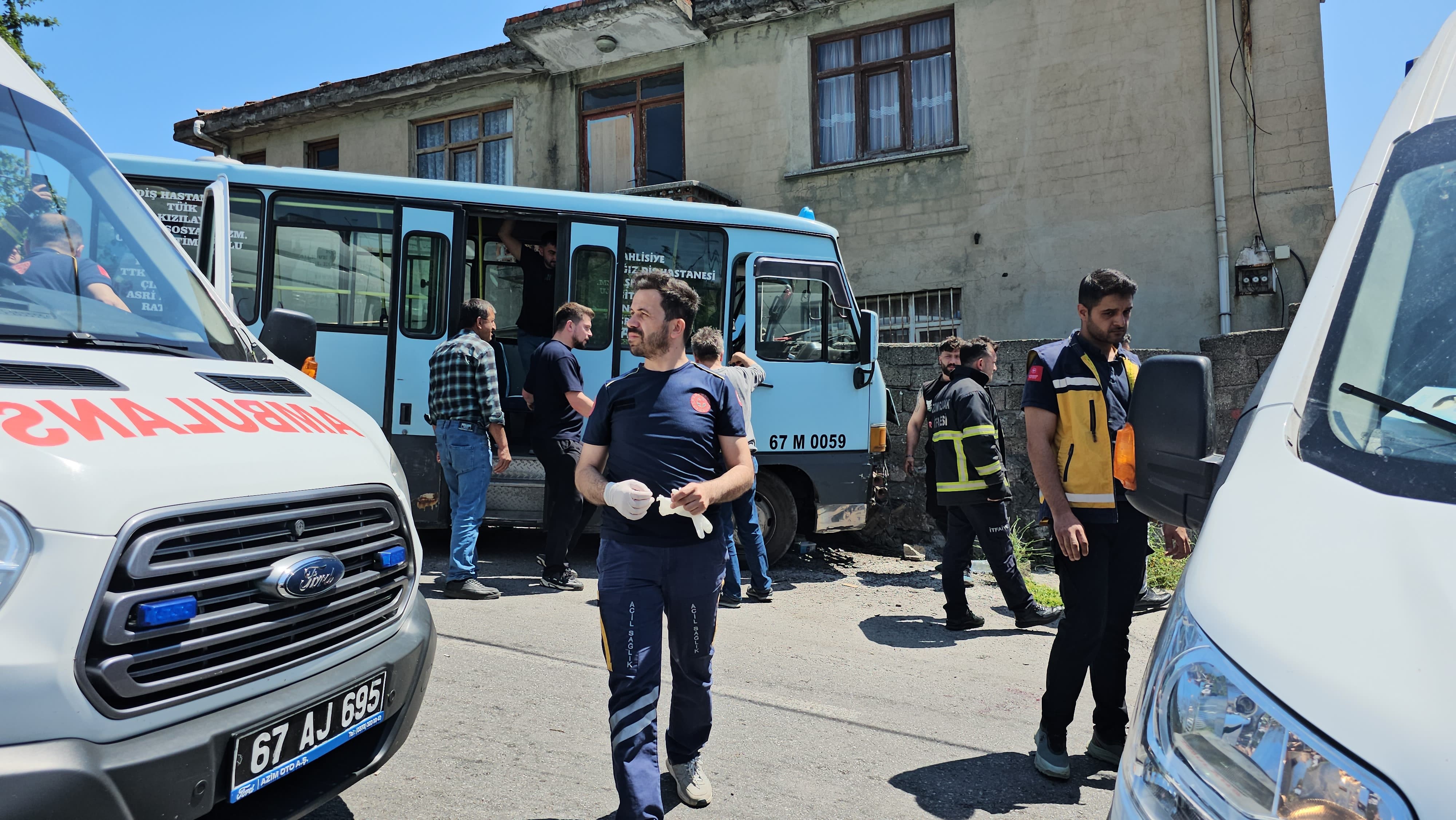 Zonguldak’ta Freni Patlayan Yolcu Minibüsü Duvara Çarptı 14 Yaralı (4)