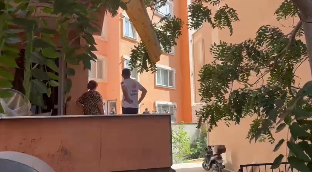 5 Katlı Binadan Düşen Genç Hayatını Kaybetti (3)