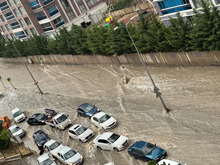 Ankara'da Sel Suları Araçları Sürükledi, Dükkanlar Sular Altında Kaldı! (3)
