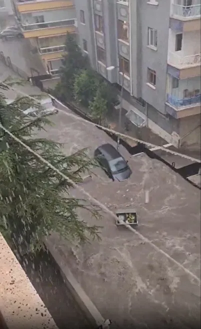 Ankara'da Sel Suları Araçları Sürükledi, Dükkanlar Sular Altında Kaldı! (4)