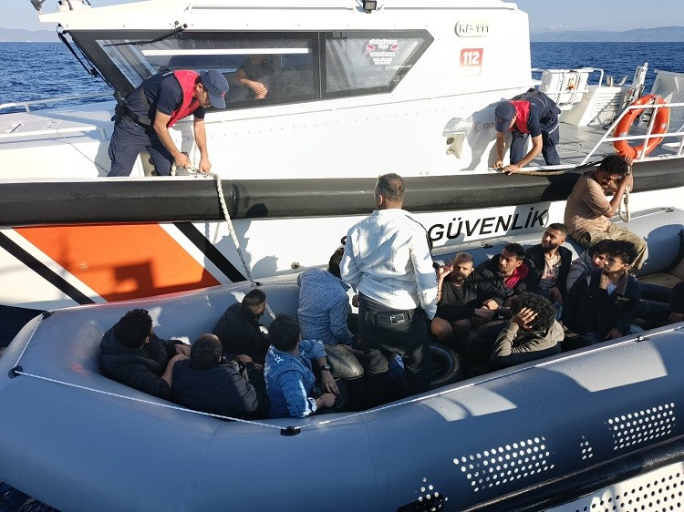 Ayvalık Açıklarında 16 Düzensiz Göçmen Yakalandı-1