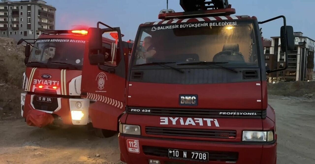Balıkesir'de Zeytinlikte Çıkan Yangının Ormana Sıçramaması Için Müdahale Başlatıldı (4)
