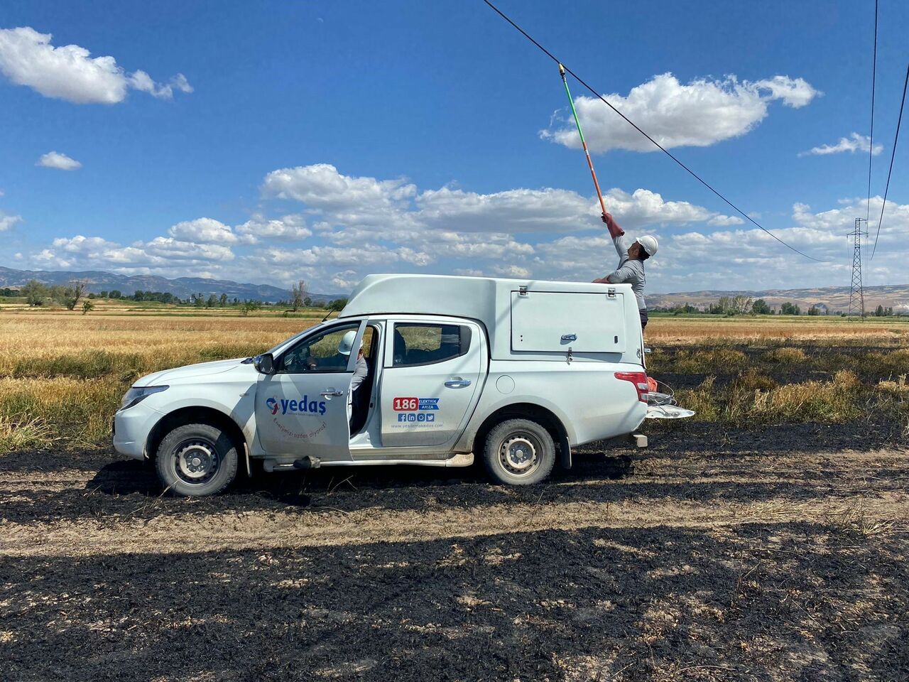 Biçerdöver Elektrik Hattına Çarptı, Çıkan Kıvılcımlar 13 Dönüm Buğdayı Küle Çevirdi (1)