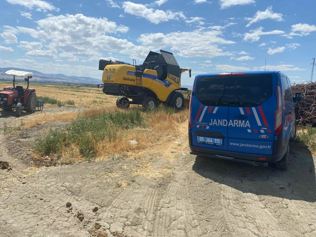 Biçerdöver Elektrik Hattına Çarptı, Çıkan Kıvılcımlar 13 Dönüm Buğdayı Küle Çevirdi (2)