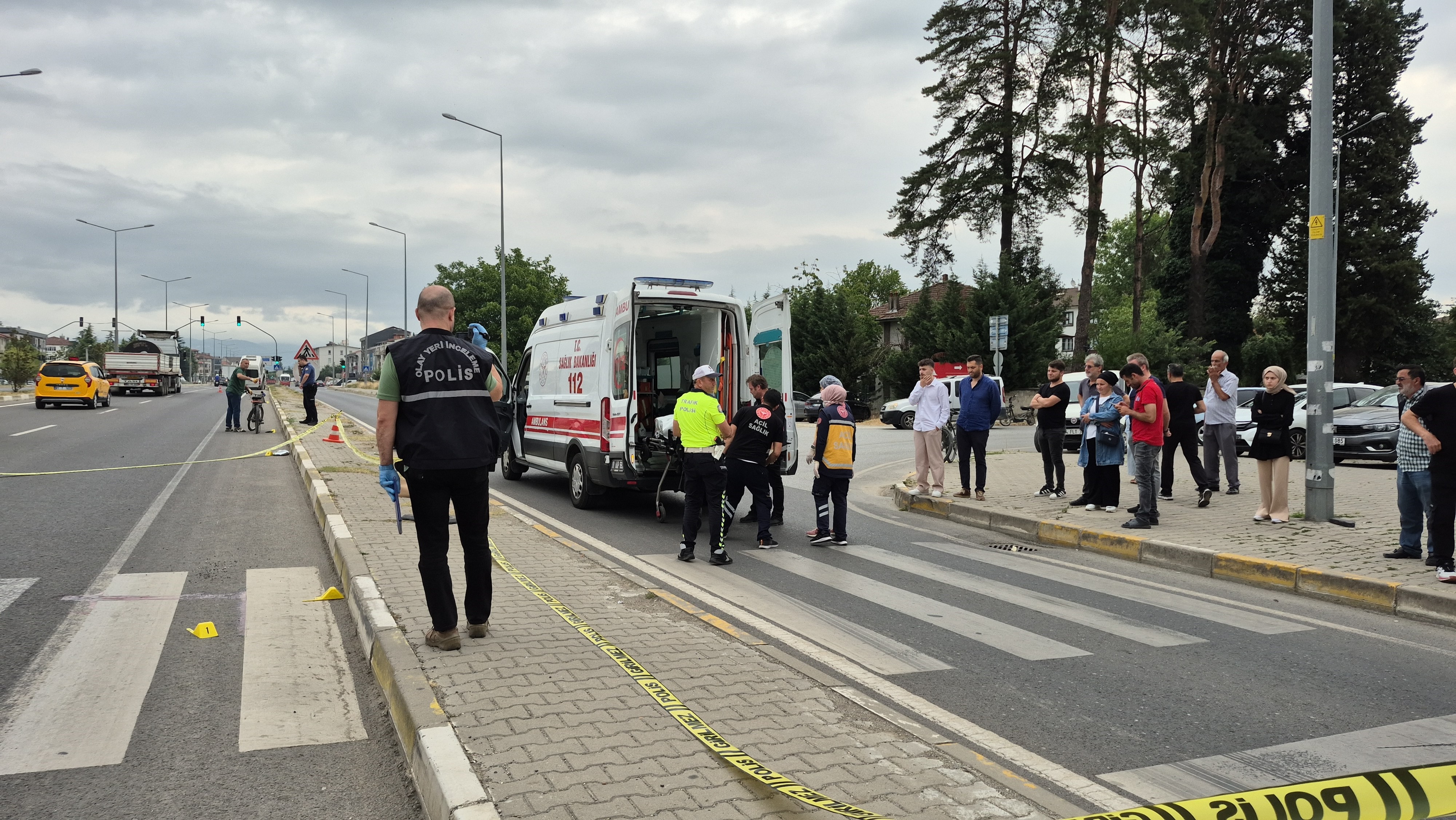 Bisikletli Adam Karşıya Geçmeye Çalışırken Hayatını Kaybetti (3)