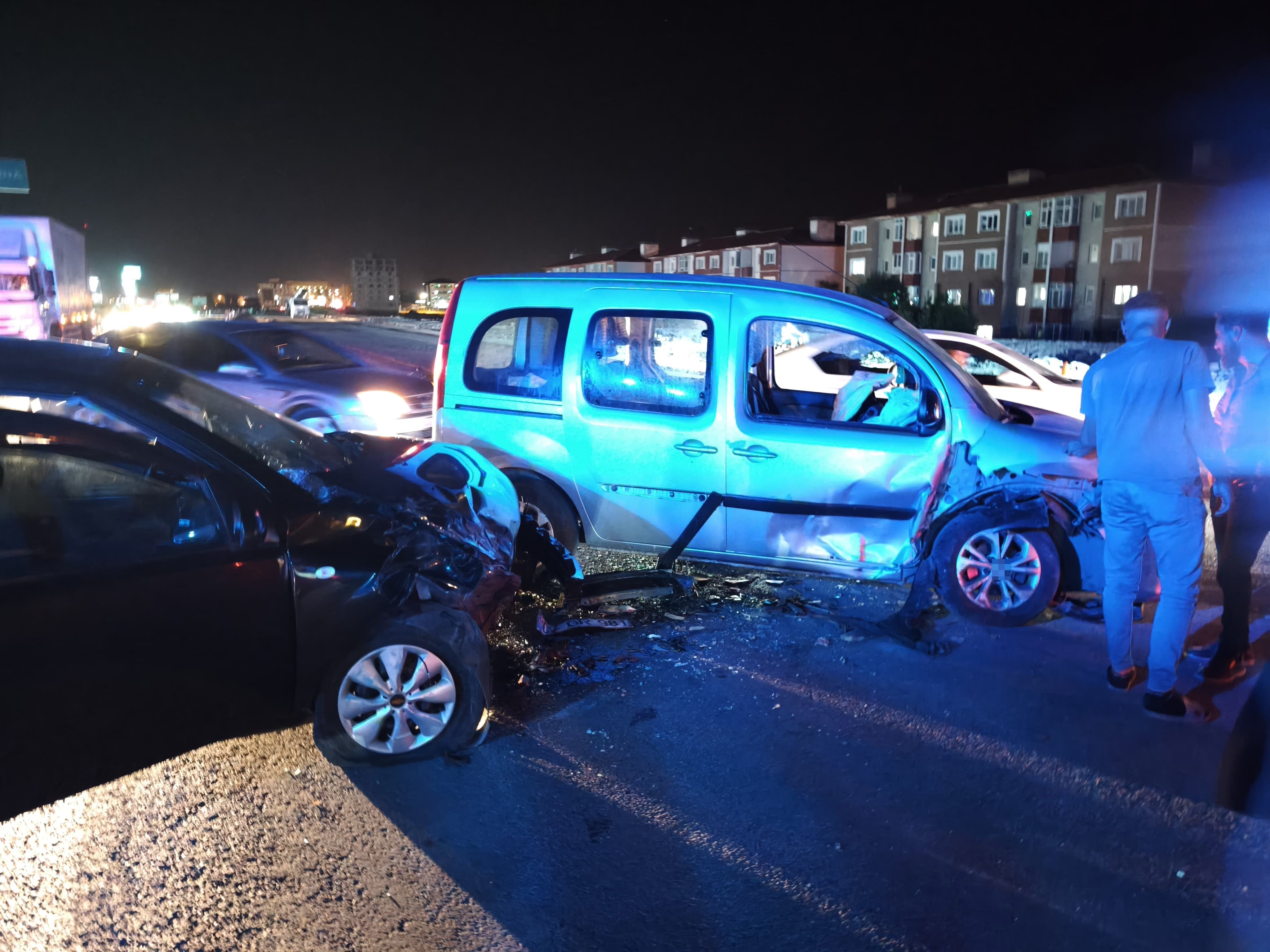Bitlis’te Trafik Kazası 6’Sı Çocuk 14 Kişi Yaralandı (2)