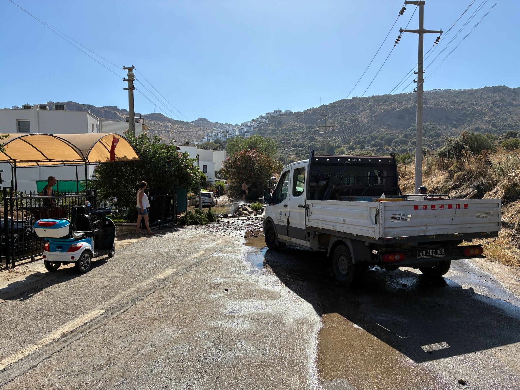 Bodrum'da Ana Su Isale Hattı Patladı, Yol Çöktü (2)