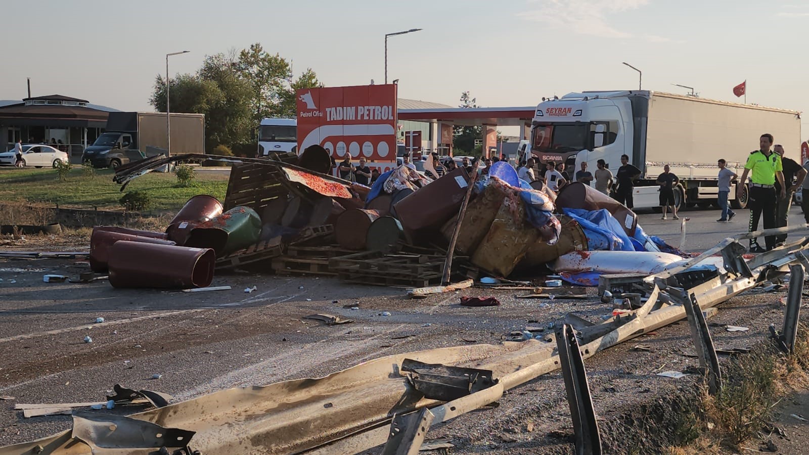 Bursa Balıkesir Karayolunda Kamyon Devrildi Sürücü Ağır Yaralandı (1)