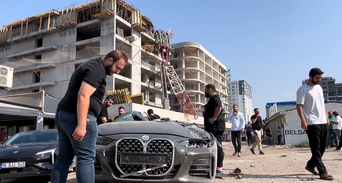 Bursa Nilüfer’de Vinç Devrildi Operatör Mahsur Kaldı, Lüks Araç Hurdaya Döndü (2)