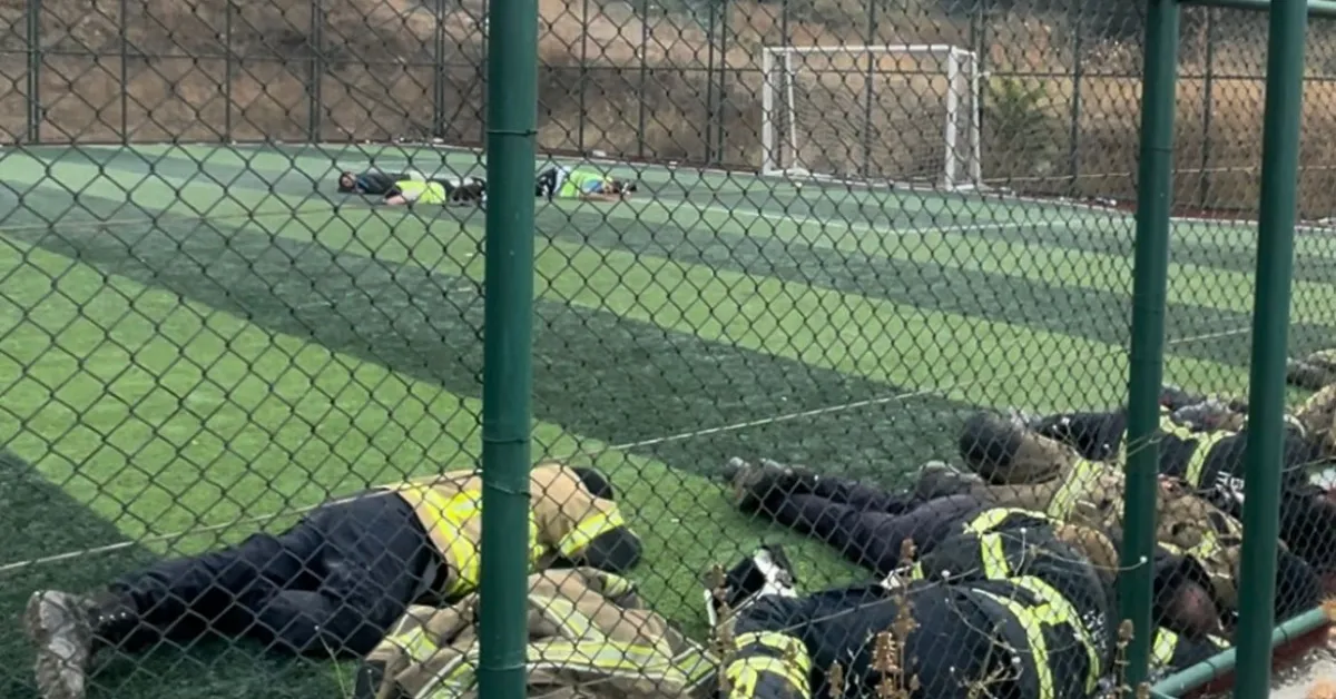 Bursa'da 12 Saatlik Yangın Mesaisinin Ardından İtfaiyeciler Halı Sahada Dinlendi (2)