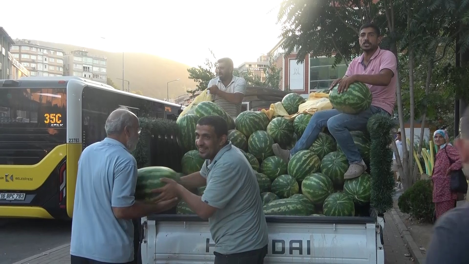 Bursa'da Bir Mağaza 4 Kamyon Karpuz Dağıttı (1)