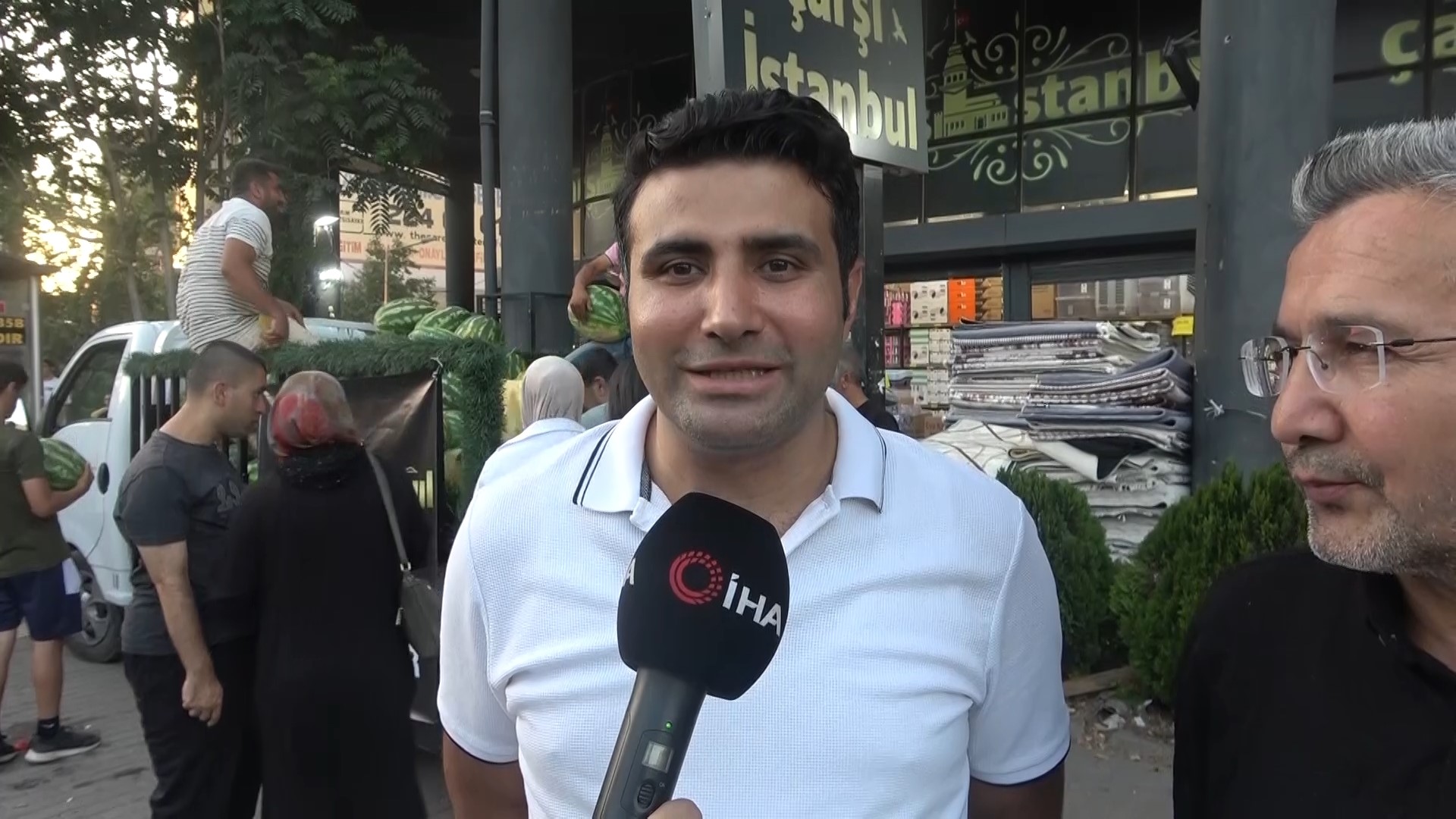 Bursa'da Bir Mağaza 4 Kamyon Karpuz Dağıttı (5)